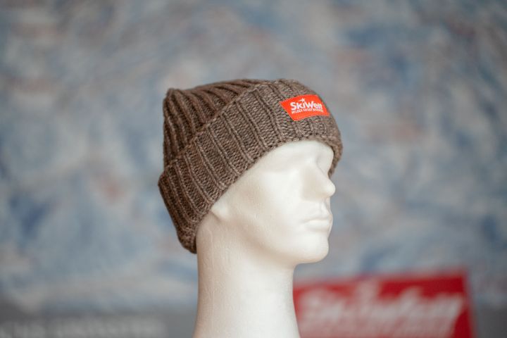 ein Mannequin-Kopf mit einer Strickmütze SkiWelt