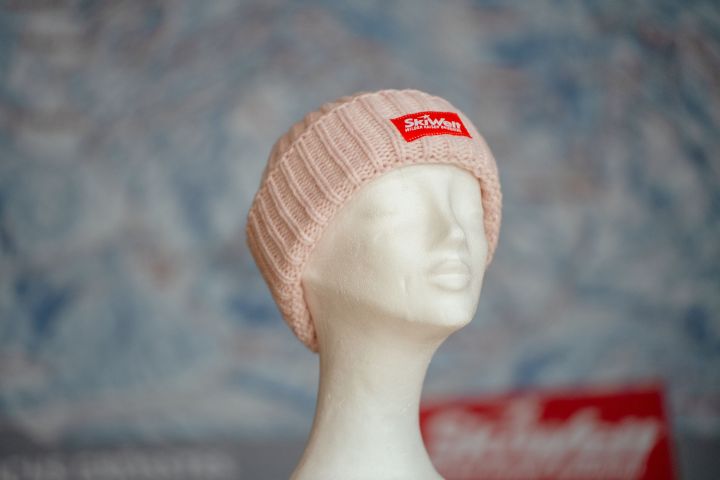 a mannequin head with a knit hat SkiWelt