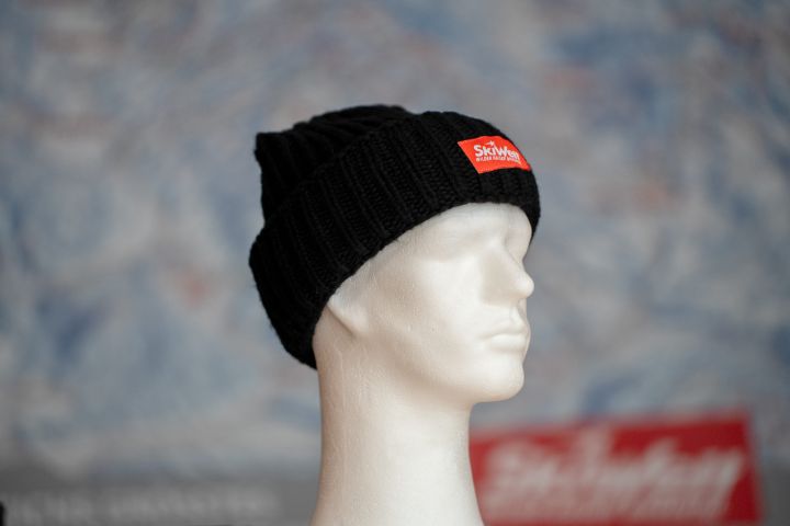 a mannequin head with a knit hat SkiWelt